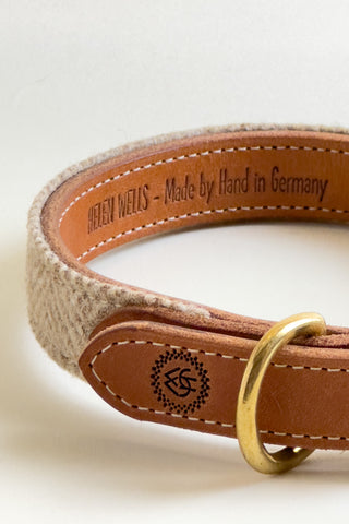 detail of collar SAND of buckle and logo 