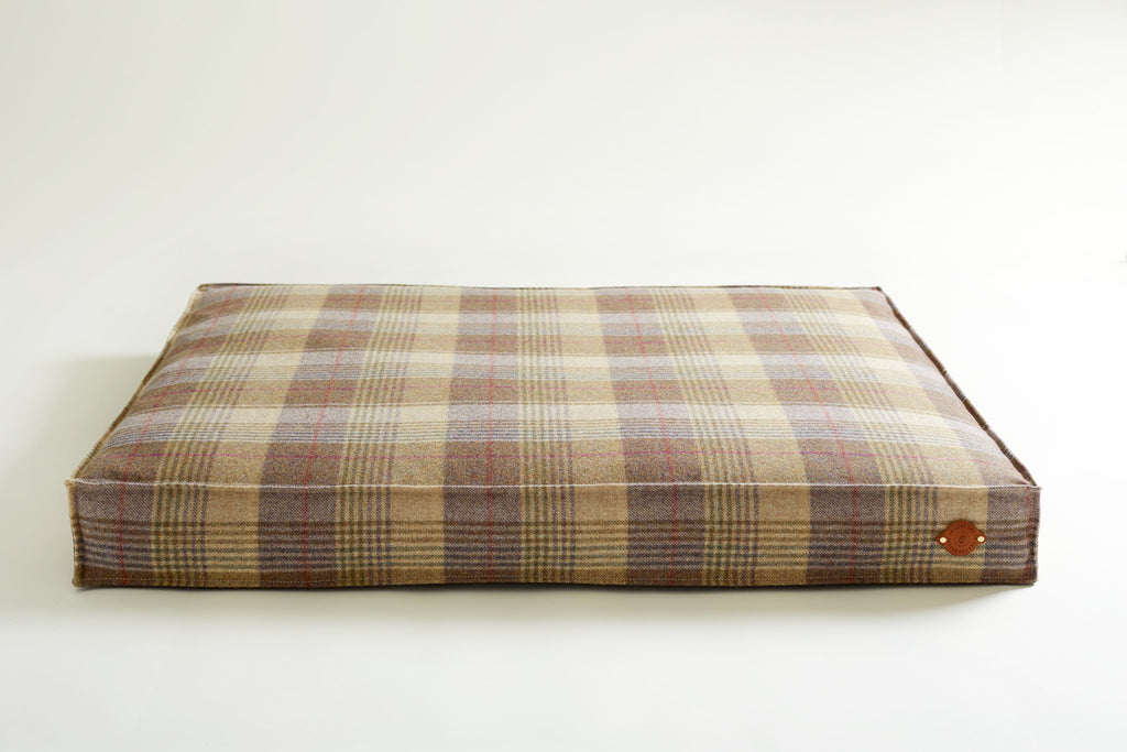 Dog Bed Tweed in check colour Blackberry