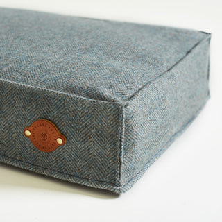 Details of Logo Batch Helen Wells on Tweed Bed MAGPIE