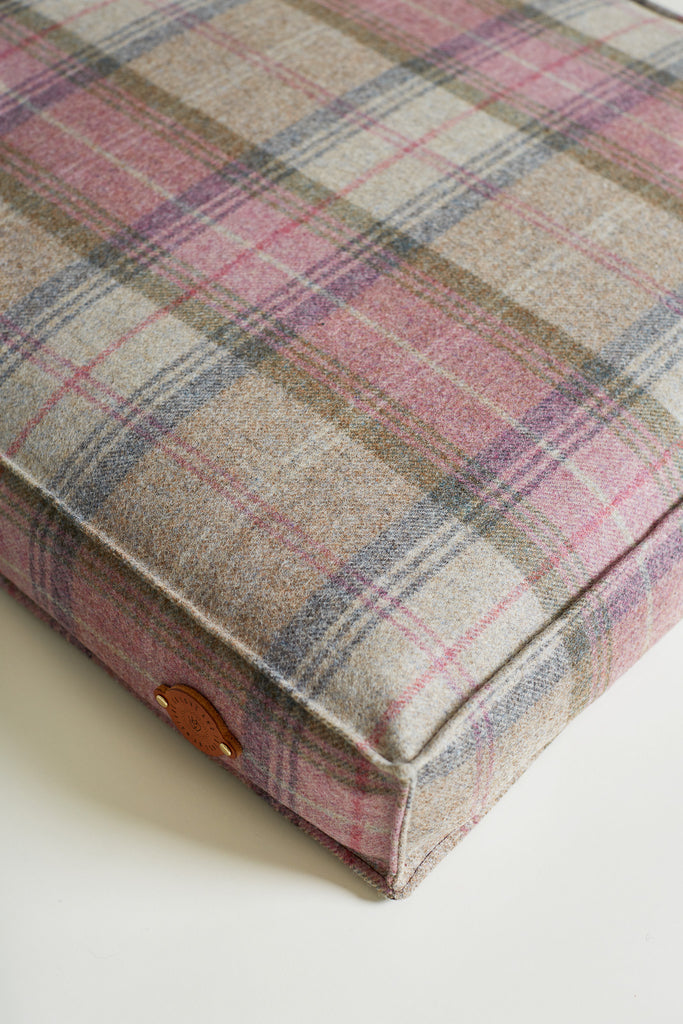 detail of the tweed dog bed